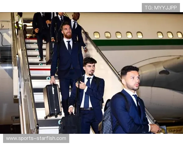 足球球星胸肌是否完美对称揭秘：背后隐藏的训练与遗传奥秘